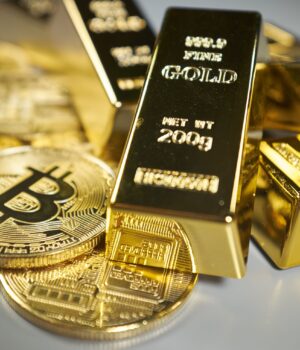 Image depicting gold bars and crypto tokens, symbolizing stability of gold-backed tokens during the Crypto Market Crash